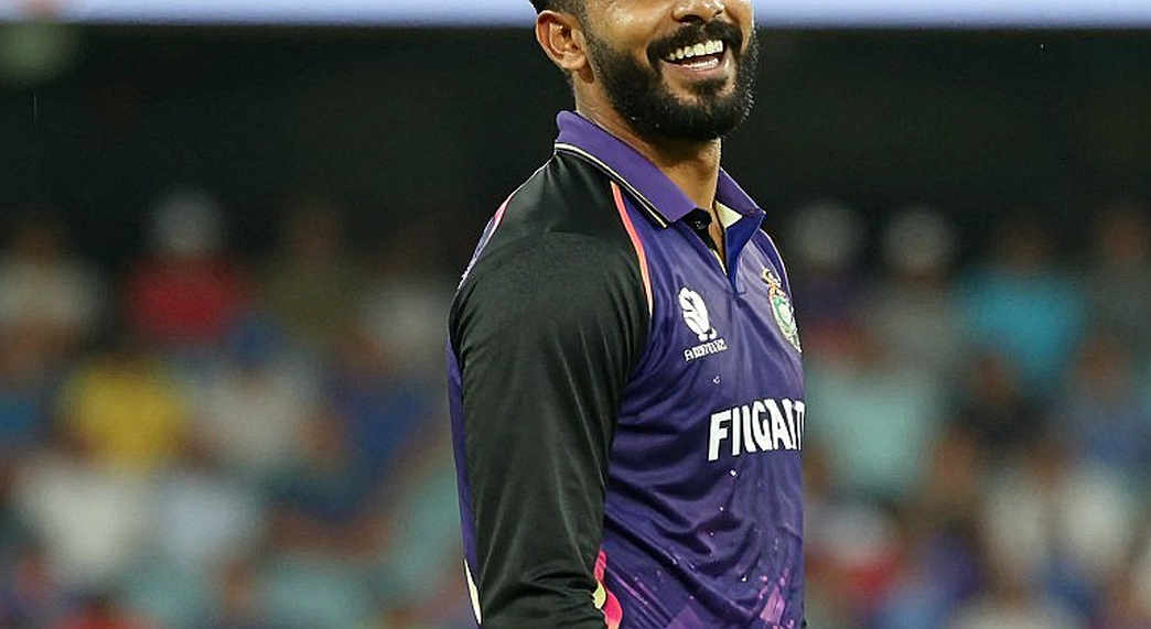 লাহোরে ইংল্যান্ডের ২৪১: শাহিনের ফ্রন্ট-অ্যান্ড-ব্যাক স্পেল আর বাঁ-হাতি কোণের ফাঁদ